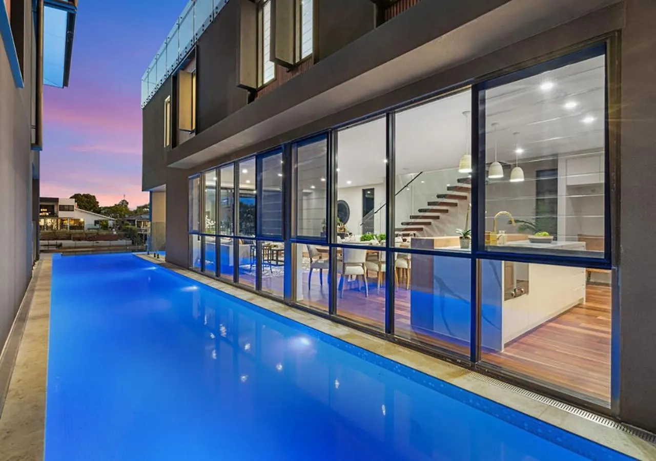 Brand New Modern 8 Bedroom Villa In City Centre - Heated Modern Infinity Pool Gold Coast