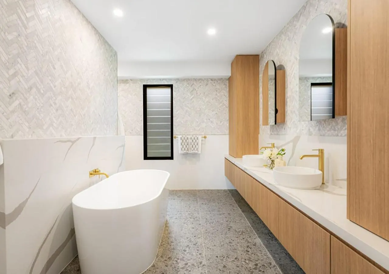 Brand New Modern 8 Bedroom Villa In City Centre - Heated Modern Infinity Pool Gold Coast