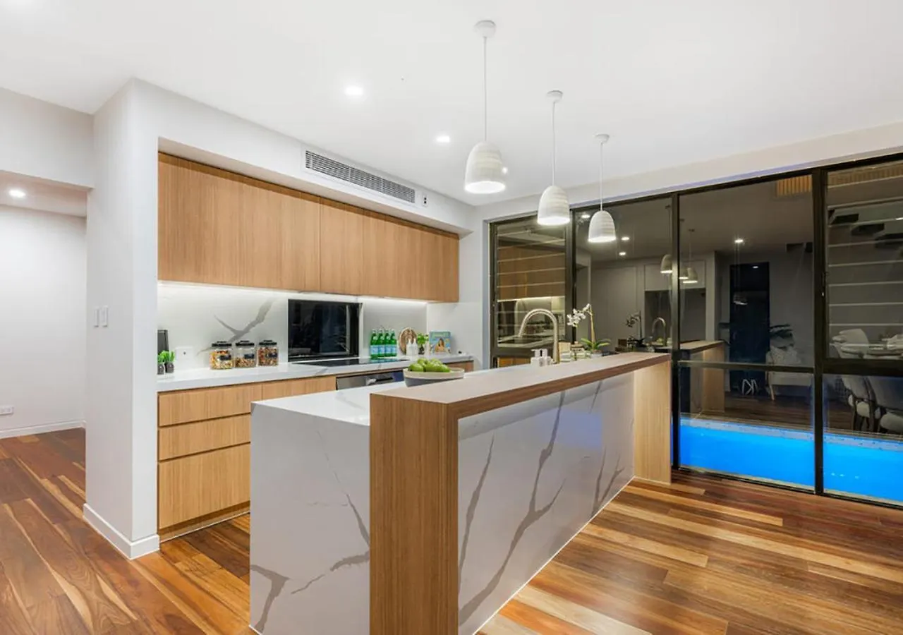 Brand New Modern 8 Bedroom Villa In City Centre - Heated Modern Infinity Pool Gold Coast