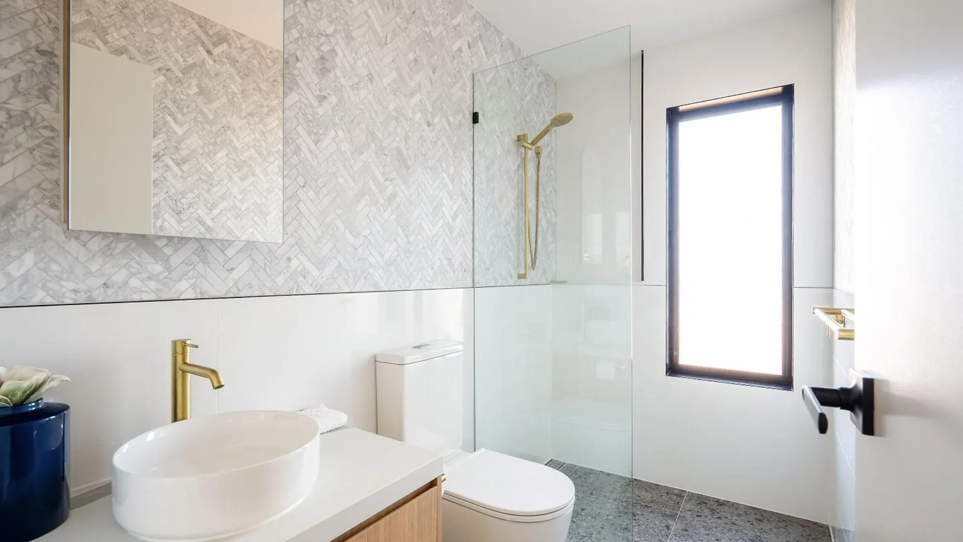 Brand New Modern 8 Bedroom Villa In City Centre - Heated Modern Infinity Pool Gold Coast Australia