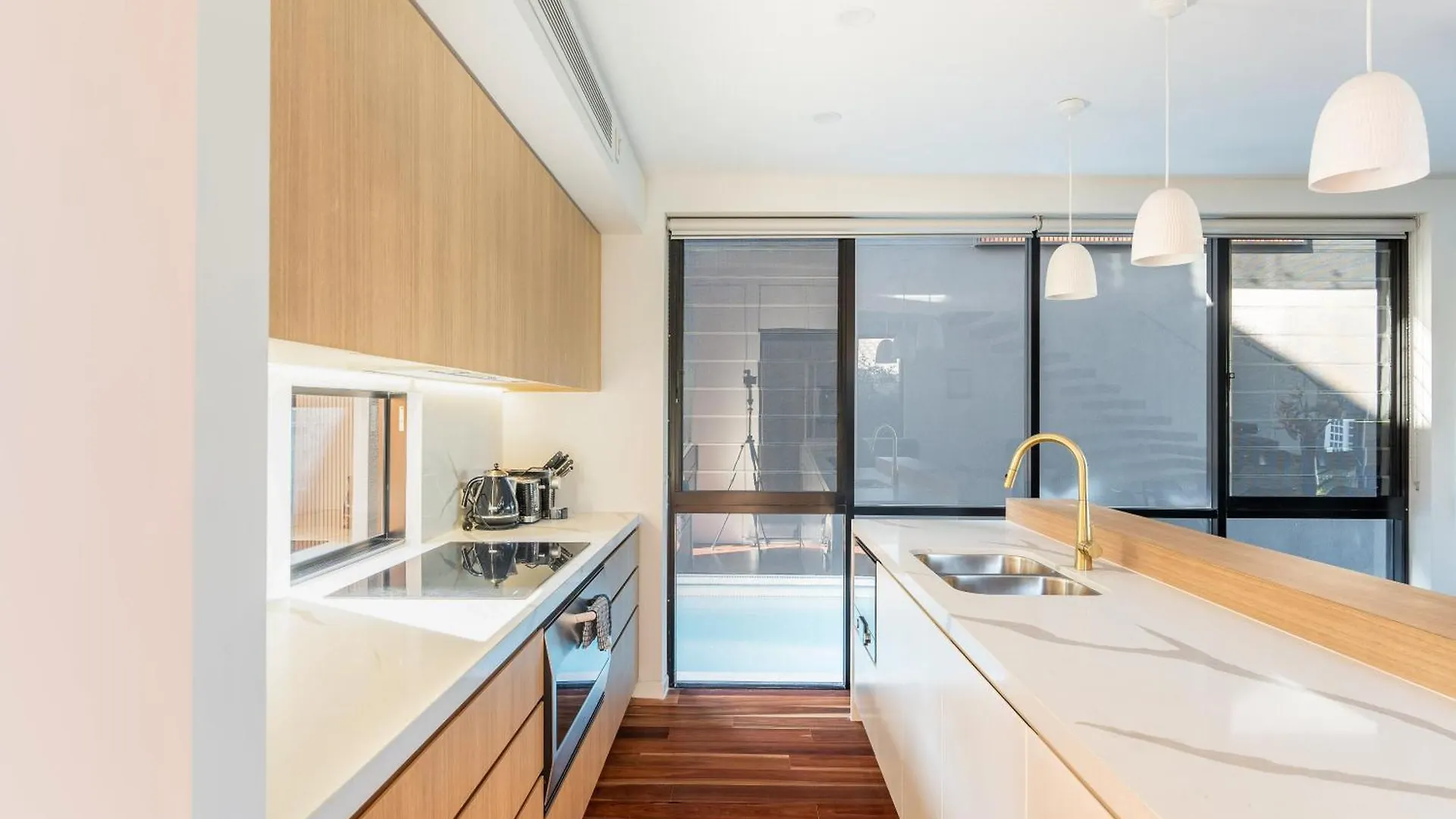 Brand New Modern 8 Bedroom Villa In City Centre - Heated Modern Infinity Pool Gold Coast