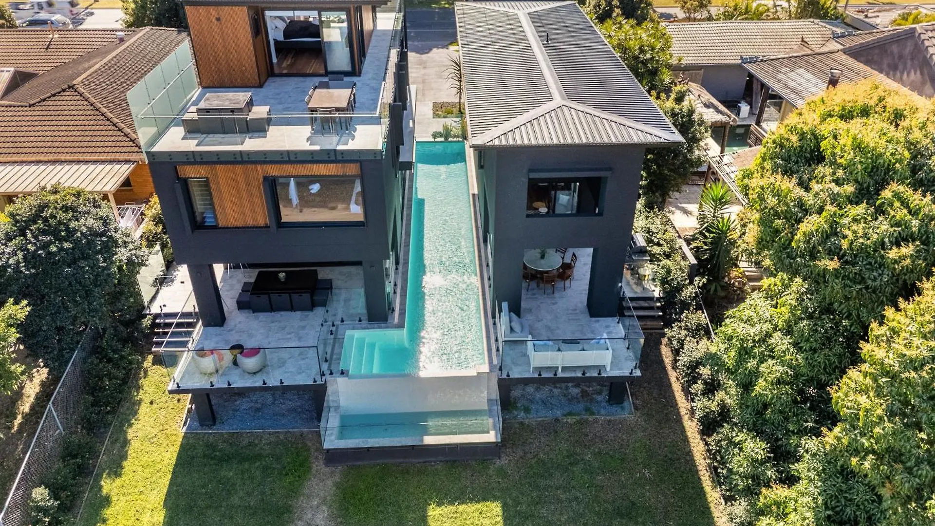 Brand New Modern 8 Bedroom Villa In City Centre - Heated Modern Infinity Pool Gold Coast
