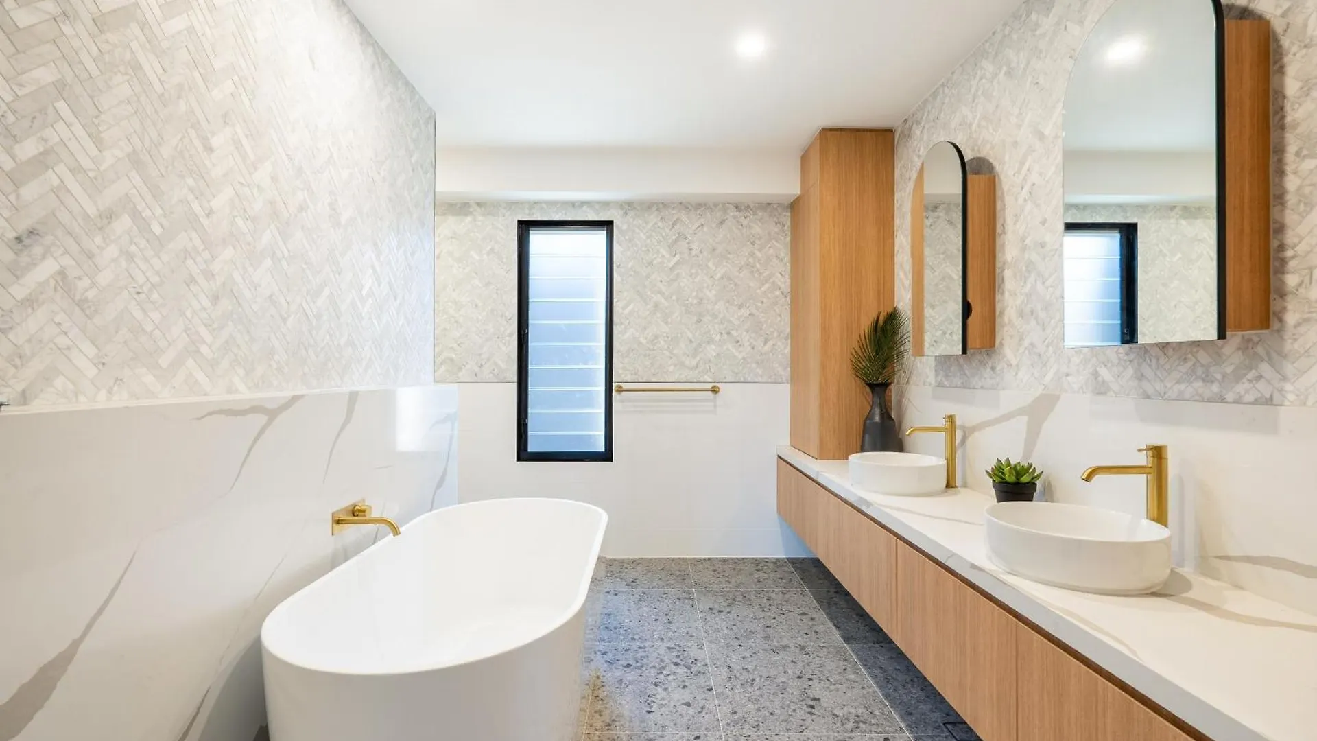 Brand New Modern 8 Bedroom Villa In City Centre - Heated Modern Infinity Pool Gold Coast