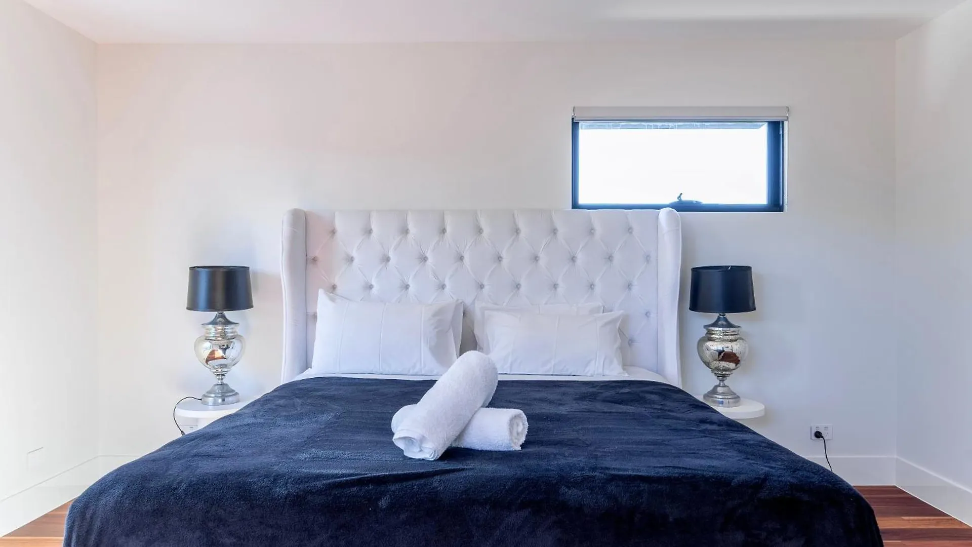 Brand New Modern 8 Bedroom Villa In City Centre - Heated Modern Infinity Pool Gold Coast