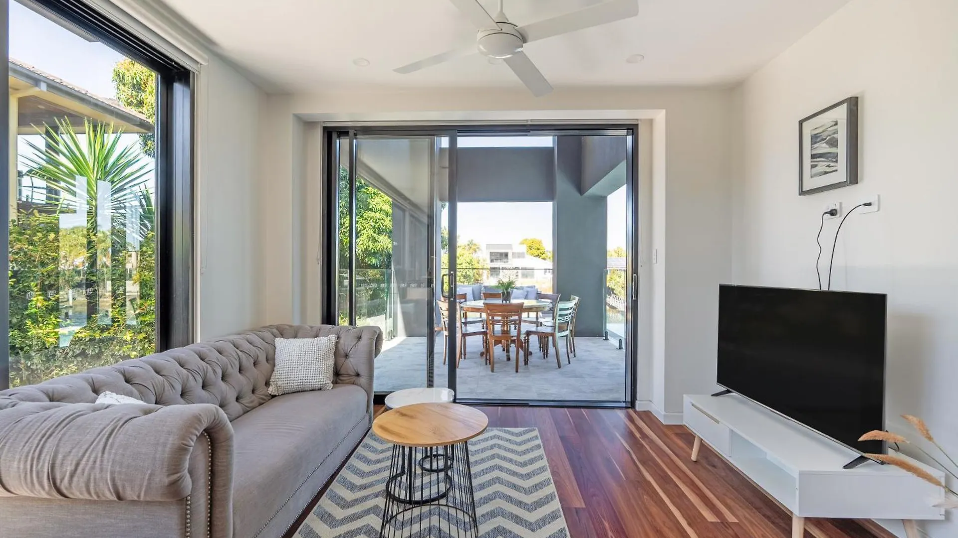 Brand New Modern 8 Bedroom Villa In City Centre - Heated Modern Infinity Pool Gold Coast