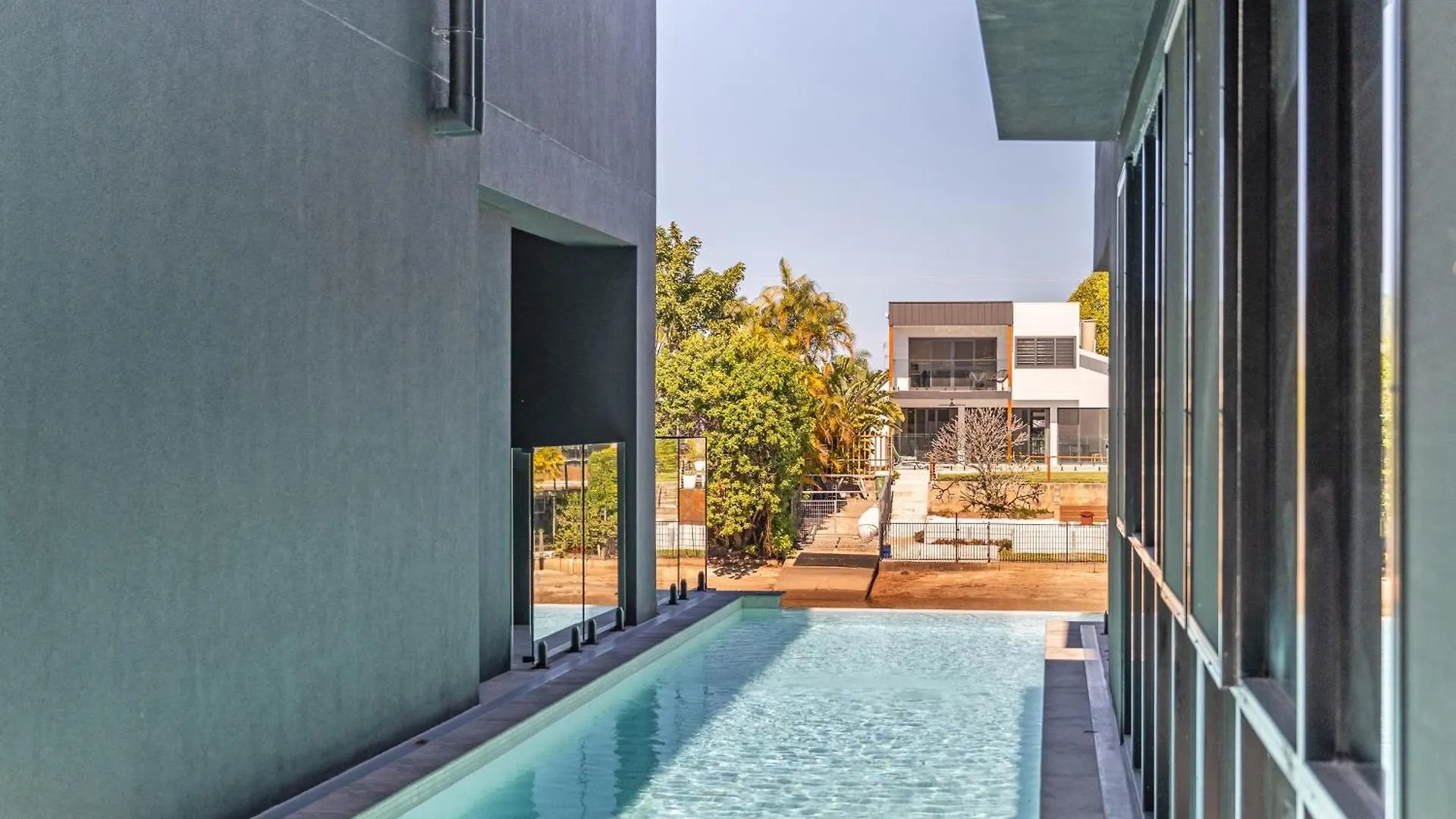Brand New Modern 8 Bedroom Villa In City Centre - Heated Modern Infinity Pool Gold Coast