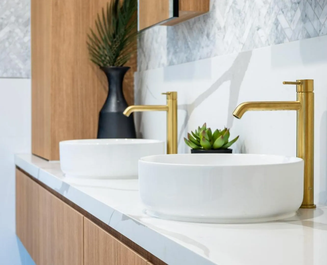 Brand New Modern 8 Bedroom Villa In City Centre - Heated Modern Infinity Pool Gold Coast