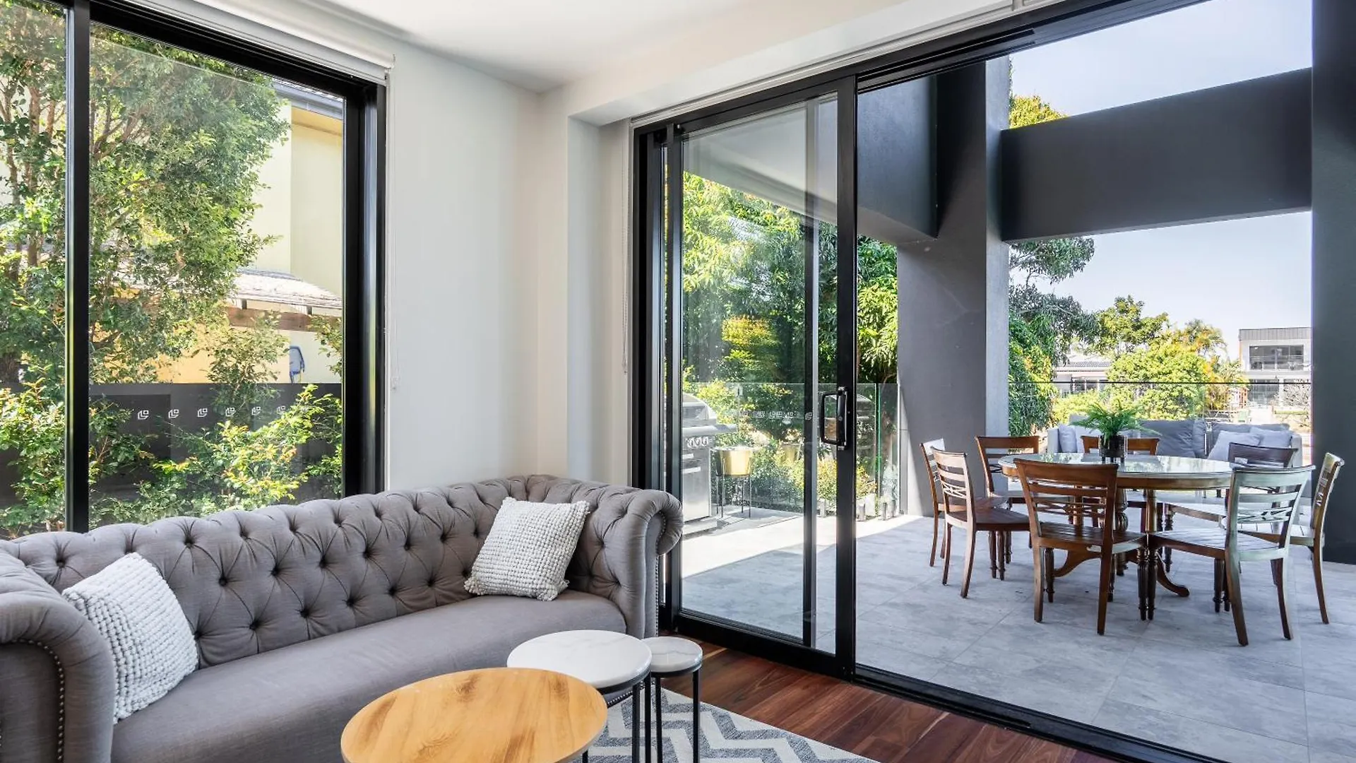 Brand New Modern 8 Bedroom Villa In City Centre - Heated Modern Infinity Pool Gold Coast