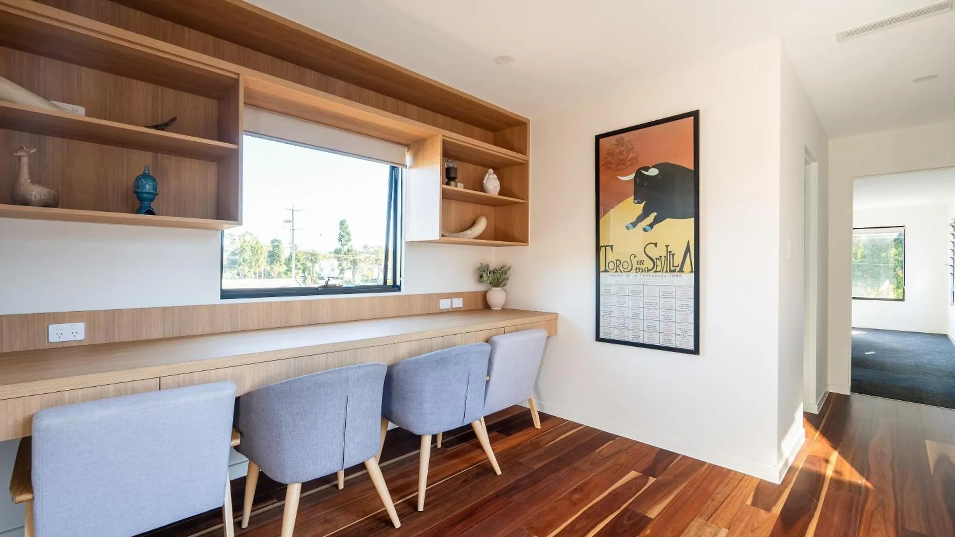 Brand New Modern 8 Bedroom Villa In City Centre - Heated Modern Infinity Pool Gold Coast