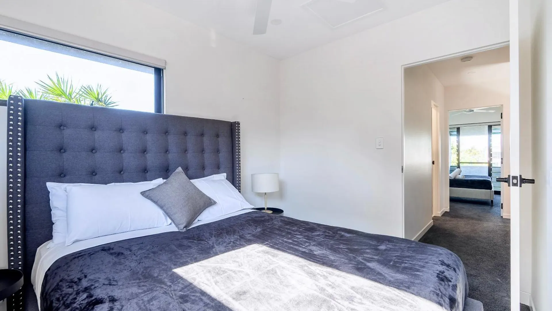 Brand New Modern 8 Bedroom Villa In City Centre - Heated Modern Infinity Pool Gold Coast