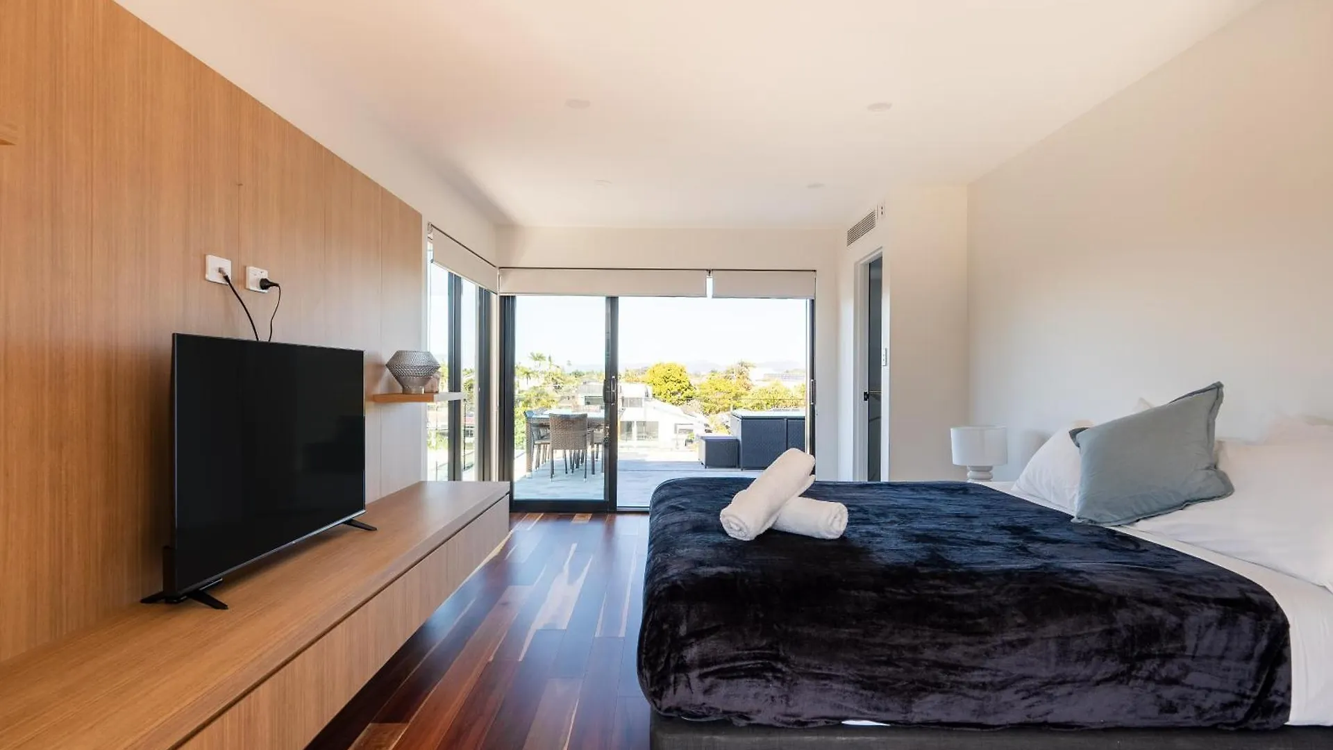 Brand New Modern 8 Bedroom Villa In City Centre - Heated Modern Infinity Pool Gold Coast